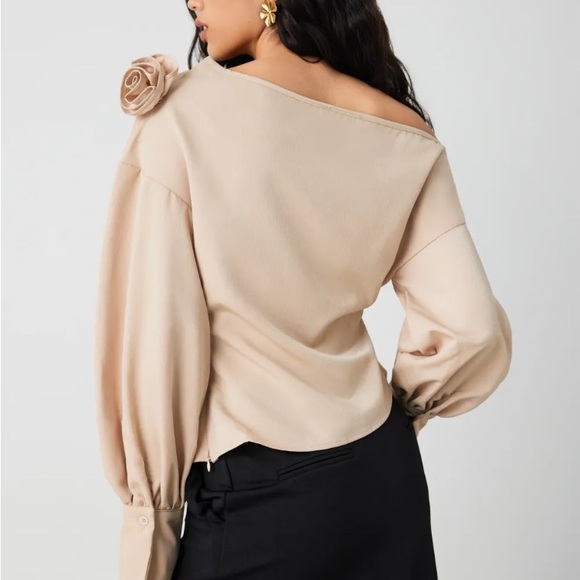BNWT CIDER Asymmetrical neck 3D Rose Ruched Blouse •Size M•Champagne - Picture 3 of 7